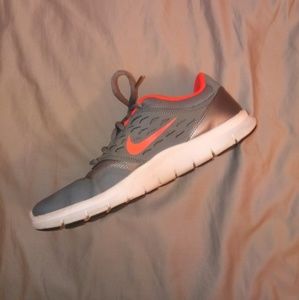 "NIKE" ATHLETIC SHOES